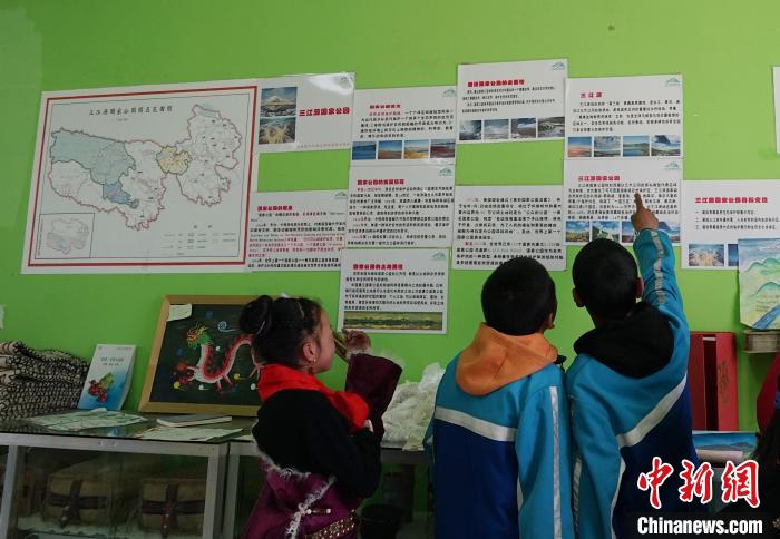 圖為學(xué)生在生態(tài)課堂上了解三江源國家公園知識(shí)?！●R銘言 攝