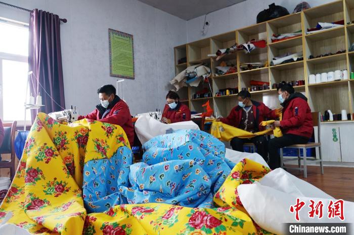 圖為工人們正在制作帳篷。　馬銘言 攝