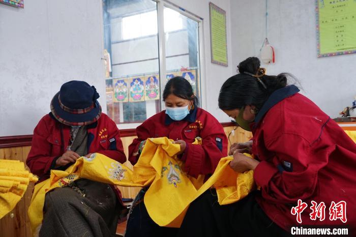 圖為工人正在制作哈達(dá)?！●R銘言 攝