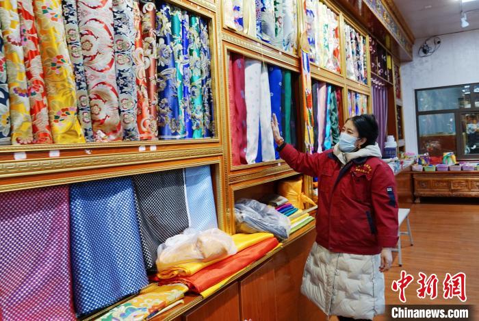 圖為員工清點(diǎn)布匹。　馬銘言 攝