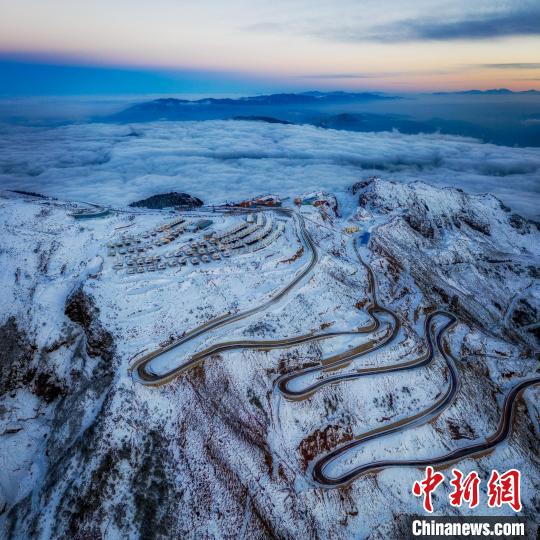 雪后的牛背山山頂和崎嶇的公路?！±顒P 攝