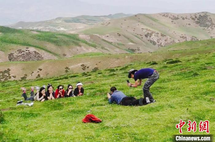 圖為民眾在草原留影?！⑿憔?　攝