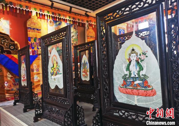圖為久美尖措創(chuàng)作的藝術(shù)品?！?zhí)砀?攝