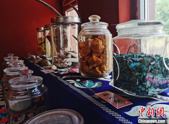 圖為唐卡繪畫礦物顏料展示?！?zhí)砀?攝