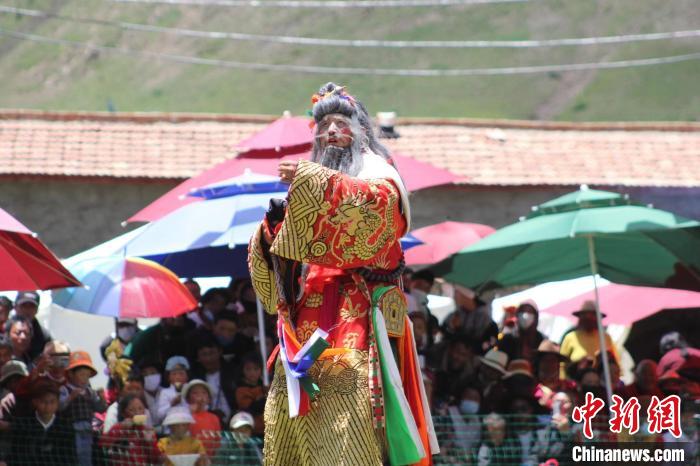 圖為觀眾們觀看表演?！“喱斂h文體旅游廣電局 供圖