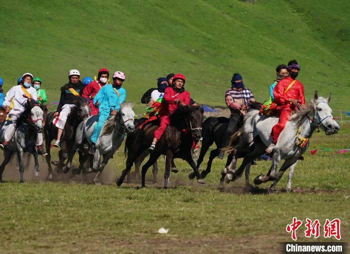 圖為選手進(jìn)行3000米賽馬比賽?！●R銘言 攝