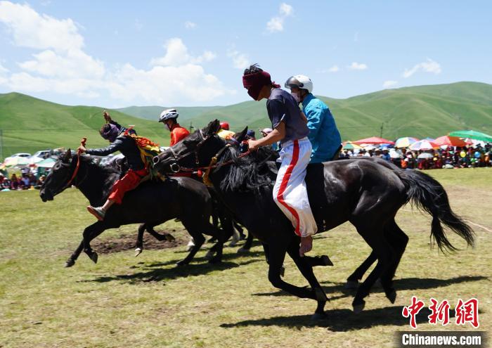 圖為選手進行3000米賽馬比賽?！●R銘言 攝