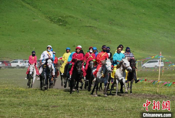 圖為選手進行3000米賽馬比賽?！●R銘言 攝