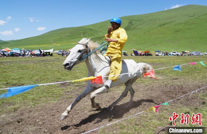 圖為選手進行3000米賽馬比賽?！●R銘言 攝