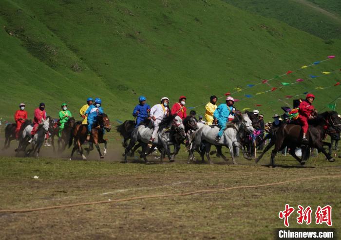 圖為選手進行3000米賽馬比賽。　馬銘言 攝