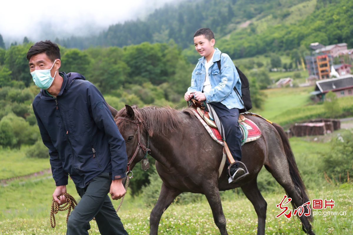 四川九寨溝:生態(tài)旅游漸熱