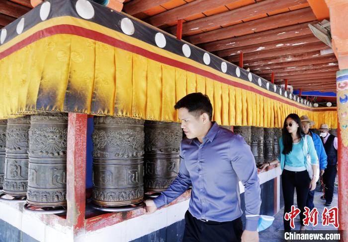 圖為外籍嘉賓體驗藏族傳統(tǒng)轉經(jīng)筒?！●R銘言 攝