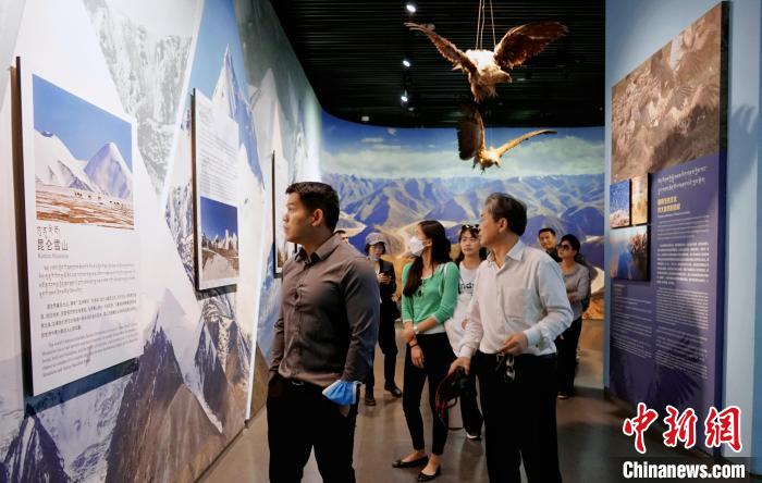 圖為中外嘉賓參觀玉樹州博物館?！●R銘言 攝