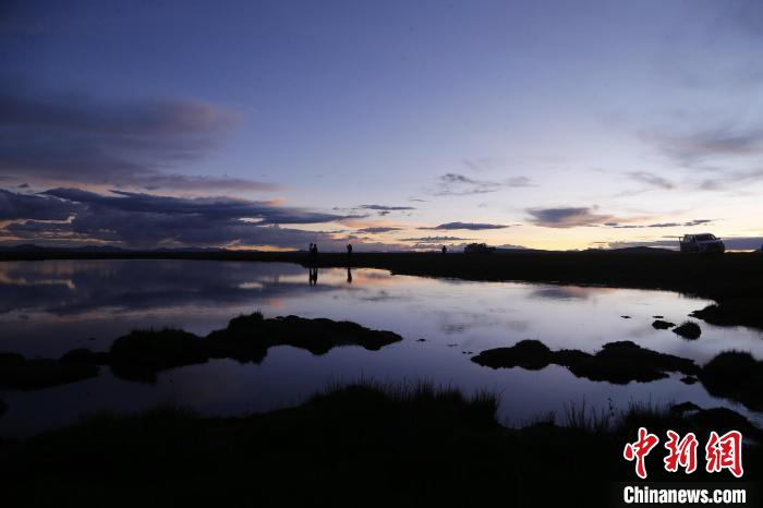 圖為夕陽下的查旦濕地。　馬銘言 攝