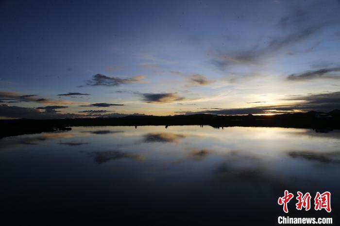 圖為夕陽下的查旦濕地?！●R銘言 攝