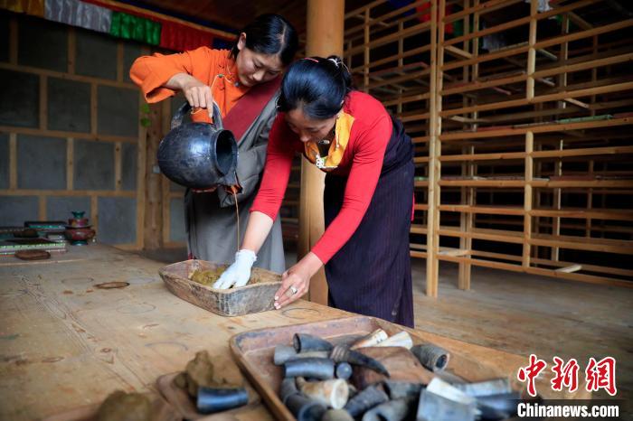 調(diào)合香團(tuán)。　王磊 攝