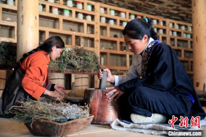 藥材搗碎?！⊥趵?攝