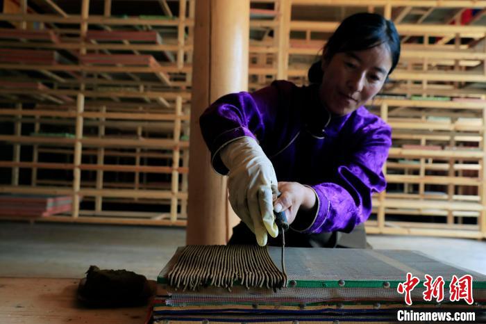 擠壓成香?！⊥趵?攝