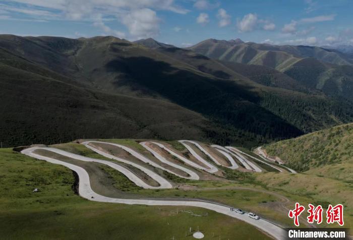 四川壤塘上藍天路：沿線居民致富的幸?！疤炻贰? oldsrc=