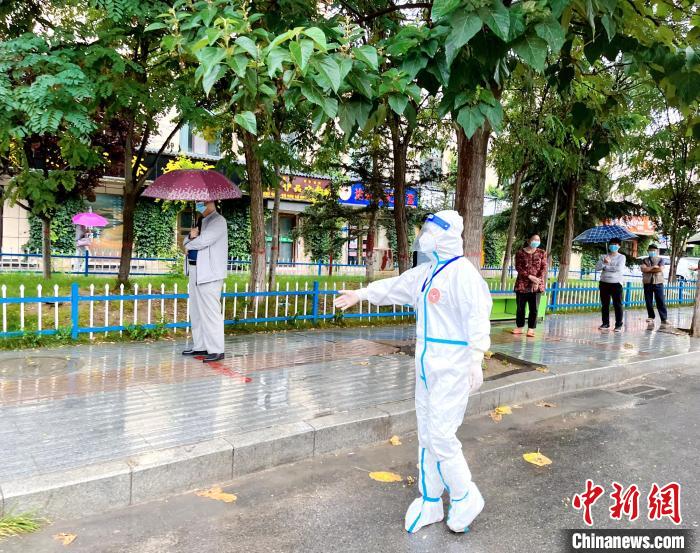 高原小城青海尖扎抗疫見(jiàn)聞：柔肩亦可擔(dān)重任，夫妻檔聞令而動(dòng)