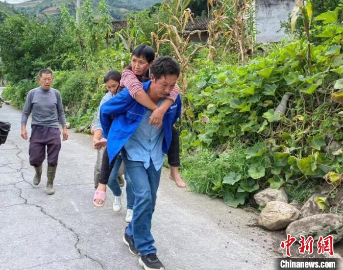 四川瀘定6.8級(jí)地震:地震專家稱原震區(qū)發(fā)生更大地震的可能性不大