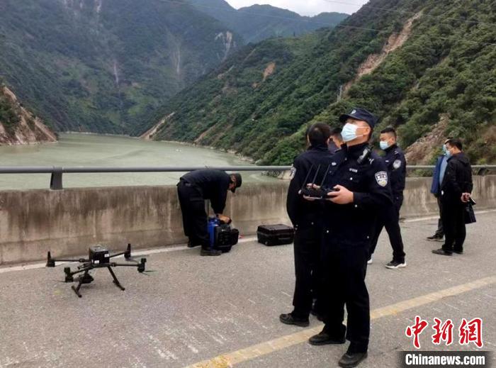 民警組成的搜尋隊利用無人機在震區(qū)開展空中巡查?！「首沃莨簿止﹫D