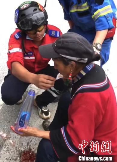 筠連筠愛青年應(yīng)急救援隊(duì)救援人員正在為傷員傷口清理?！∈茉L者供圖