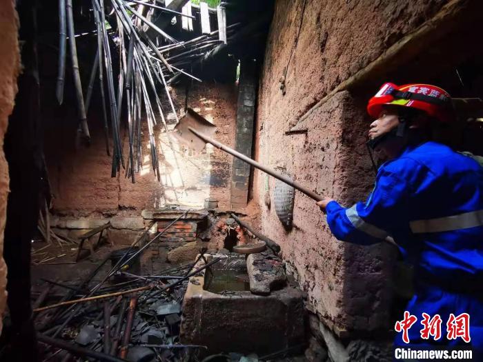 宜賓藍(lán)豹應(yīng)急救援隊(duì)搜救組成員劉方杰正在參與救援?！∈茉L者供圖