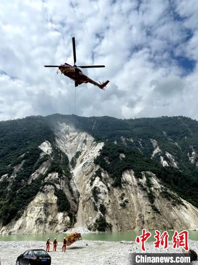 直升機正在運輸110千伏唐下線應(yīng)急塔塔材?！⌒l(wèi)科 攝