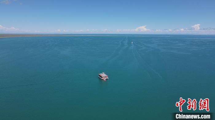 圖為航拍夏日青海湖。　李江寧 攝