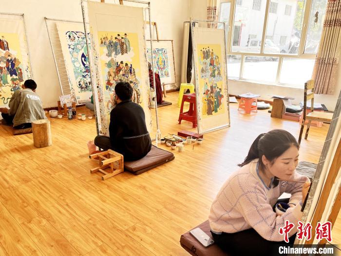 圖為畫室內(nèi)學(xué)徒練習(xí)繪畫唐卡?！●R文莉 供圖