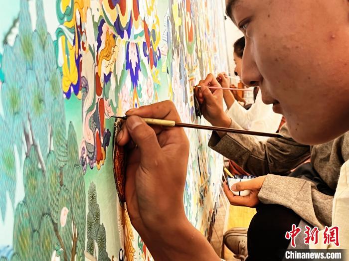 圖為畫師繪畫唐卡?！●R文莉 供圖