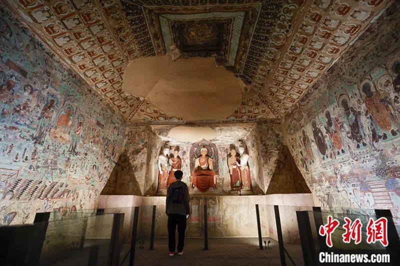 “敦行故遠：故宮敦煌特展”上展出的敦煌莫高窟第220窟復制洞窟。杜洋 攝