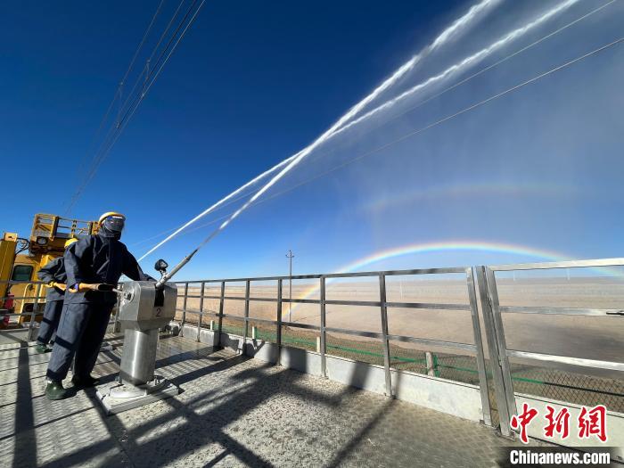 圖為水炮手在操作高壓水炮?！「邌⒑?攝