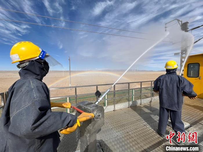 圖為水炮手操作高壓水槍對絕緣子進行清洗?！「邌⒑?攝