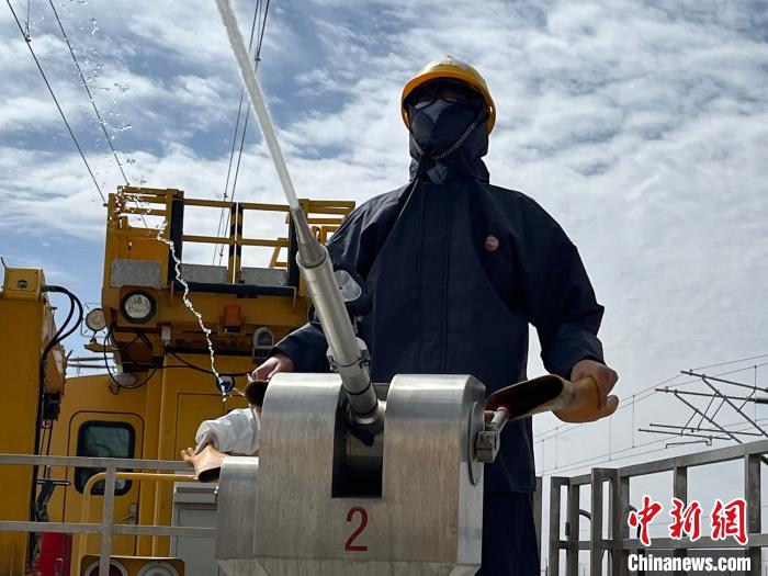 圖為水炮手操作高壓水炮進行作業(yè)?！「邌⒑?攝