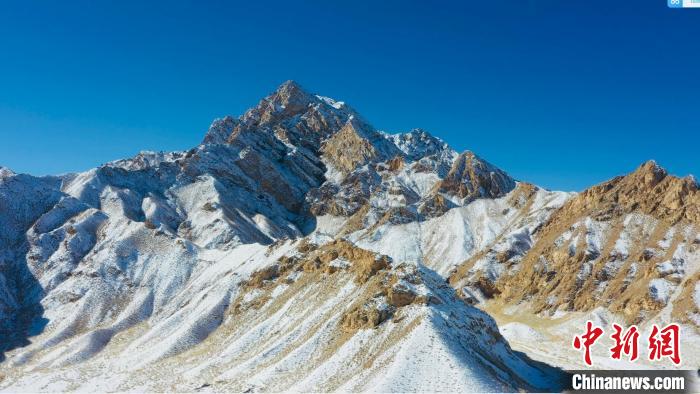 圖為山川被白雪覆蓋，與藍(lán)天相互呼映?！《继m縣融媒體中心供圖
