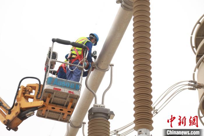 圖為國網(wǎng)青海超高壓公司變電檢修人員正在開展設(shè)備檢修工作?！≈煲闳?攝