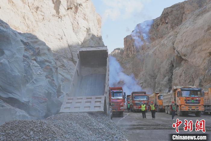 圖為大壩填筑現(xiàn)場?！∷娝木止﹫D