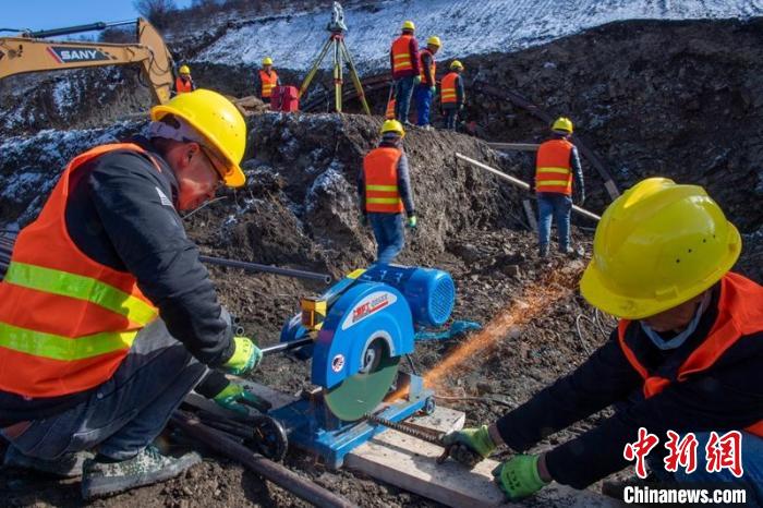 西成高鐵紅原2號(hào)隧道出口忙碌的工人師傅?！⒅铱?攝