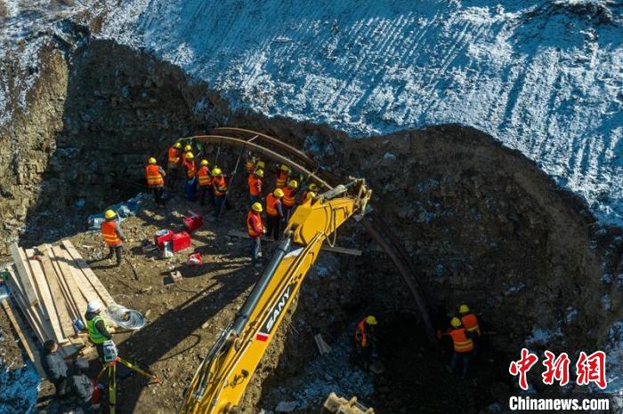 西成高鐵紅原2號(hào)隧道出口工人師傅正在進(jìn)行導(dǎo)向墻、管棚施工作業(yè)。　劉忠俊 攝