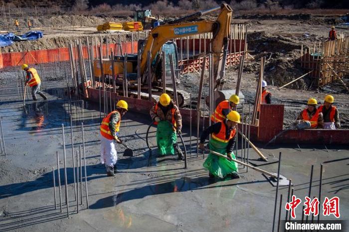 川主寺鎮(zhèn)牧場(chǎng)村西成高鐵1號(hào)拌合站工人師傅正在進(jìn)行駐地、拌合站澆筑施工作業(yè)。　劉忠俊 攝
