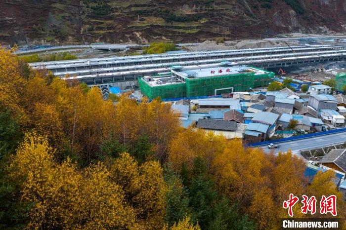 正在建設的成蘭鐵路松潘站?！⒅铱?攝