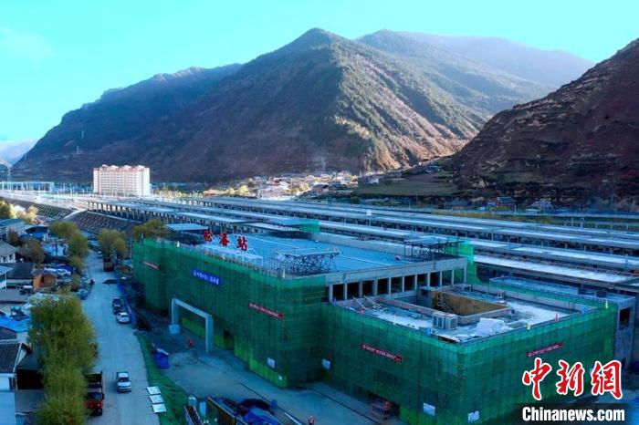 正在建設中的成蘭鐵路松潘站。　劉忠俊 攝