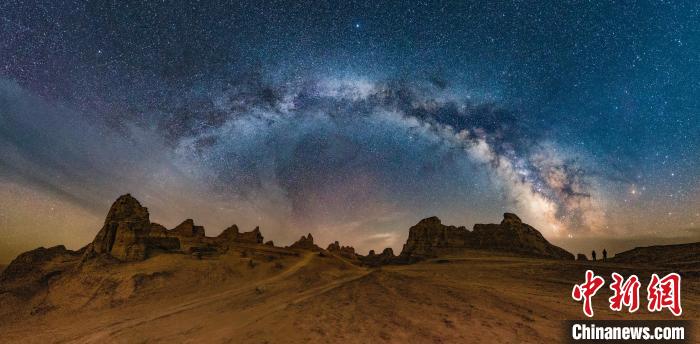 資料圖為冷湖賽什騰山天文臺(tái)址的星空?！±浜I(yè)園區(qū)供圖