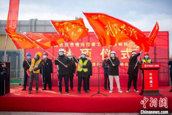 圖為封頂儀式現(xiàn)場?！『茽柾?攝