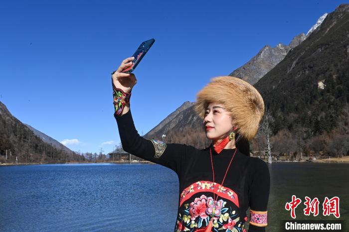 游人在畢棚溝景區(qū)拍照留念。　安源 攝