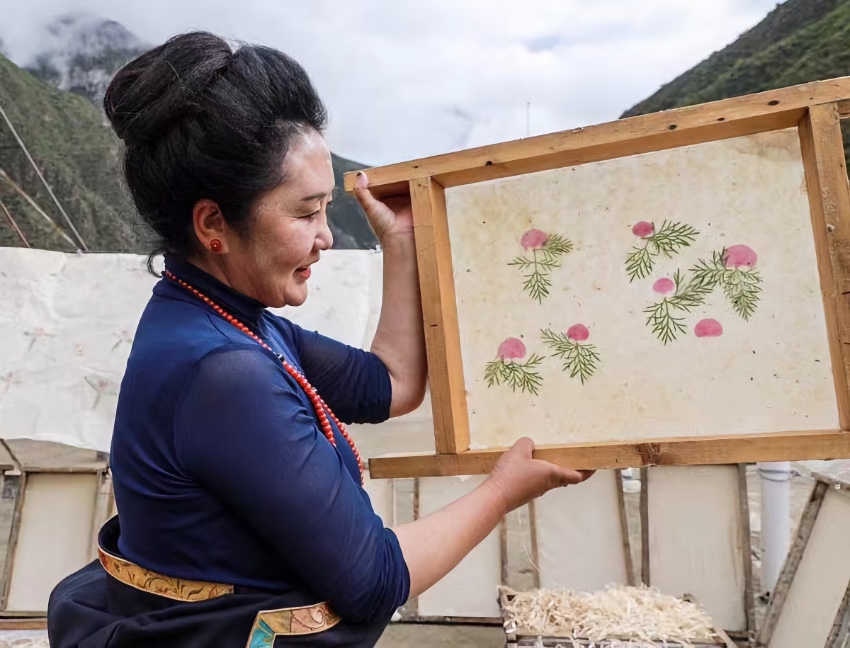 充巴傳統(tǒng)藏紙。德格縣融媒體中心供圖