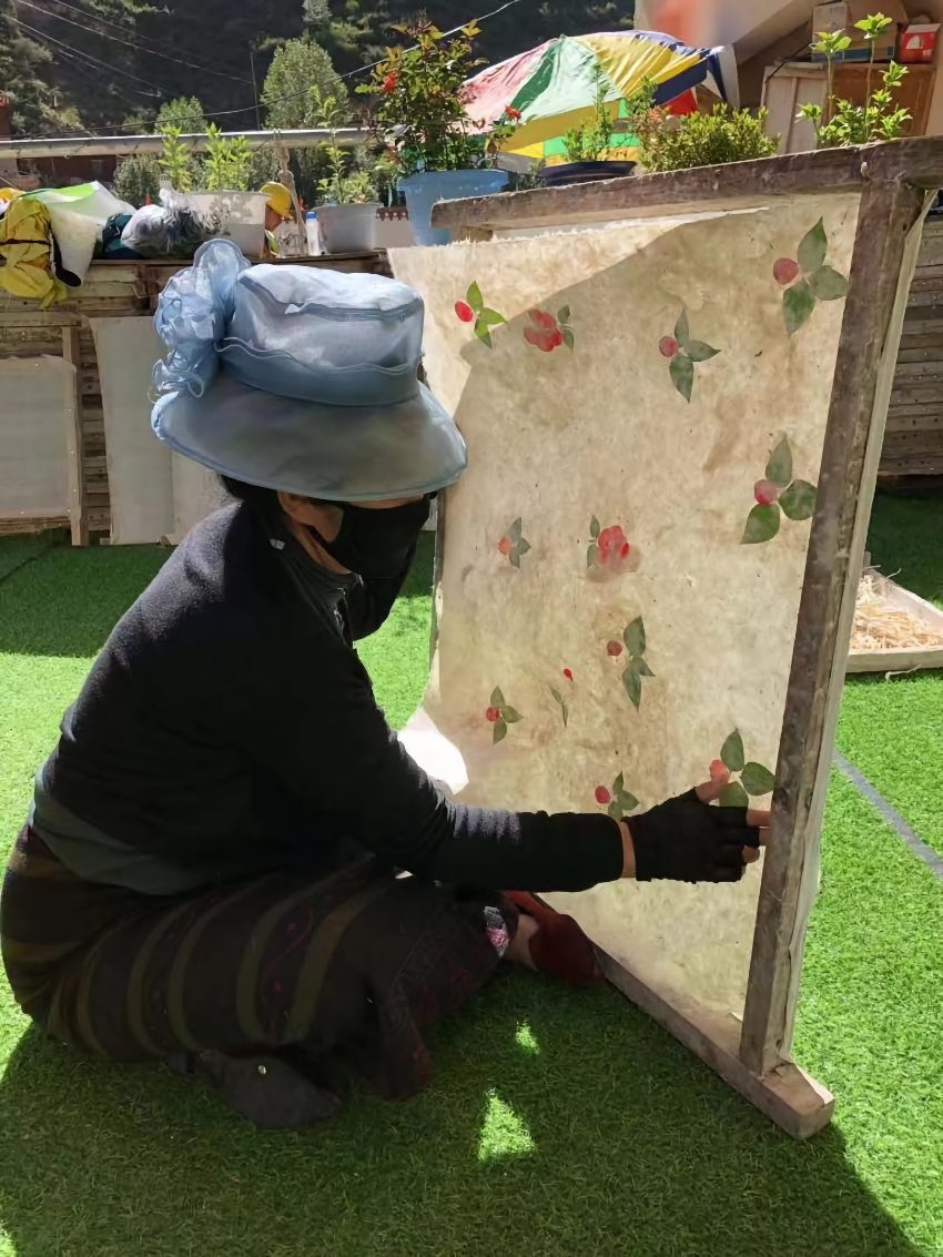 充巴傳統(tǒng)藏紙。德格縣融媒體中心供圖