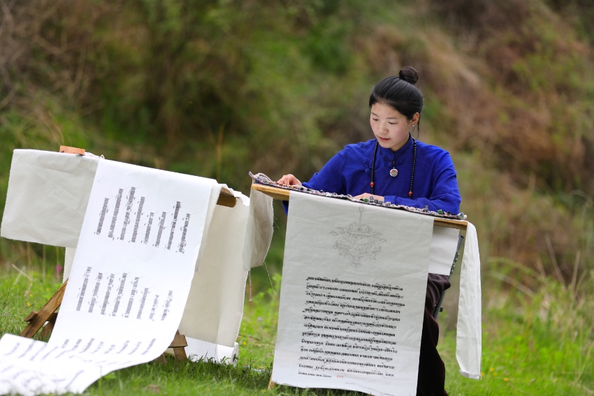 藏文書法。德格縣融媒體中心供圖